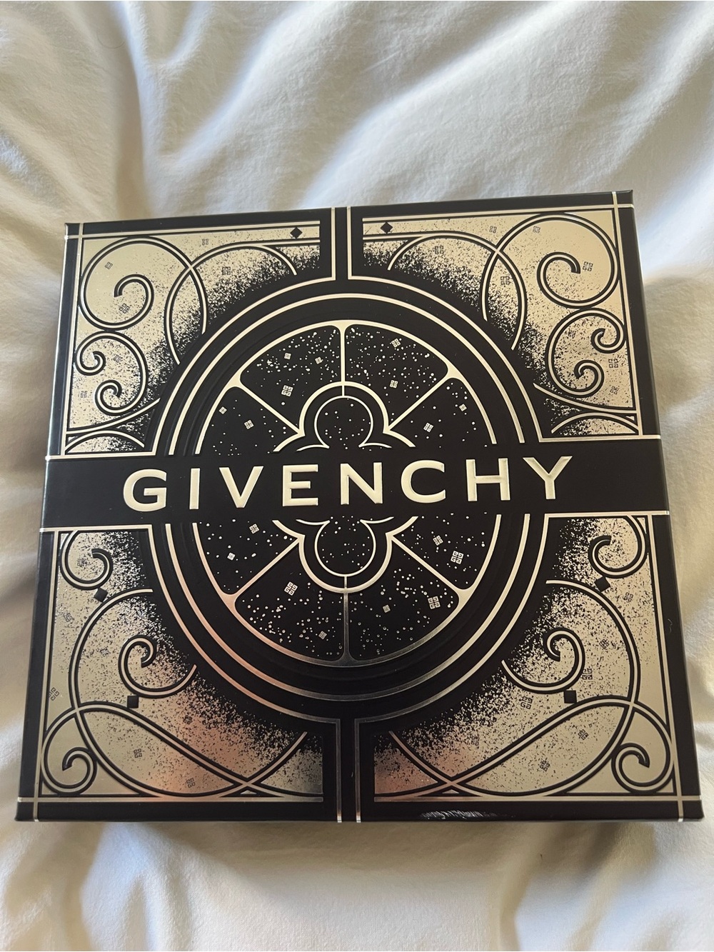 GIVENCHY GENTLEMAN
SOCIETY